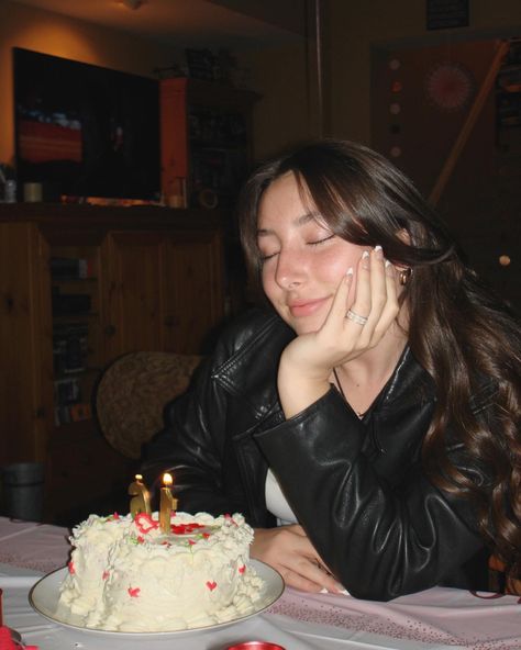 #sweetsixteen #birthday #birthdayparty #downtown #downtowngirl #lanadelrey #lanadelreyaesthetic #digitalcamera Downtown Birthday, Reader Girl, Cold Girl, Birthday Activities, Bday Girl, Chapter 16, Downtown Girl, Girl Birthday Party, Birthday Pictures