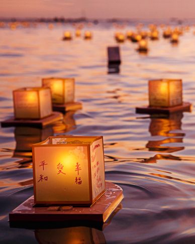 The toro nagashi is a Japanese tradition of floating paper lanterns down a river. Learn more at #THouse #Japan #obon #travel Floating Paper Lanterns, Floating Lanterns, Japanese Lanterns, Lantern Festival, Human Poses Reference, Sumi E, Paper Lanterns, Candle Lanterns, Japanese Garden