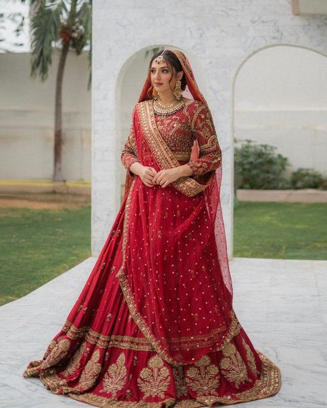 Bride Photoshoot Poses Bride Dupatta Draping, Pakistani Bridal Dupatta Draping Styles, Bridal Dupatta Draping Styles, Gold Bridal Dress, Pakistani Bridal Look, Red Bridal Lehenga Pakistani, Bride Photoshoot Poses, Drape Dupatta, Dupatta Draping