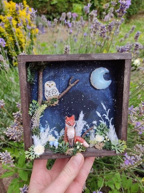 "The fox, one of the princes of these woods visiting around the marsh, is joined by the owl his next to contemplate together the moonlight" Wooden frame whose night landscape is hand painted with acrylic Small decoration of flowers and mushrooms, as well as quartz crystal. Small painted wooden owl and fox carved and painted. Hanging frame 14x14cm Night Sky Diorama, Painting On A Box Ideas, Fairytale Diy Decor, Small Shadow Box Ideas, Forest Crafts For Kids, Cute Box Painting Ideas, Art Made From Nature, Useful Crafts For Adults, Cottagecore Diy Crafts