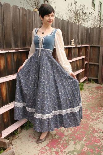 1970's Gunne Sax.  Loved Gunne Sax later when I was in high school -- my favorite high school dance outfit was centered around a Gunne Sax black velvet skirt! School Dance Outfits, Black Velvet Skirt, Sax Dress, Gunne Sax Dress, Decorating Home, Salwar Kamiz, Design Room, Interior Modern, Gunne Sax