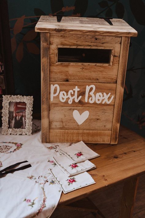 Wooden Card Box Wedding Diy, Rustic Wedding Post Box Ideas, Wooden Wedding Card Box Ideas, Diy Wooden Wedding Decor, Wedding Card Post Box Ideas, Wooden Wedding Ideas, Wedding Wood Decorations, Wedding Postbox Ideas, Wood Card Box Wedding