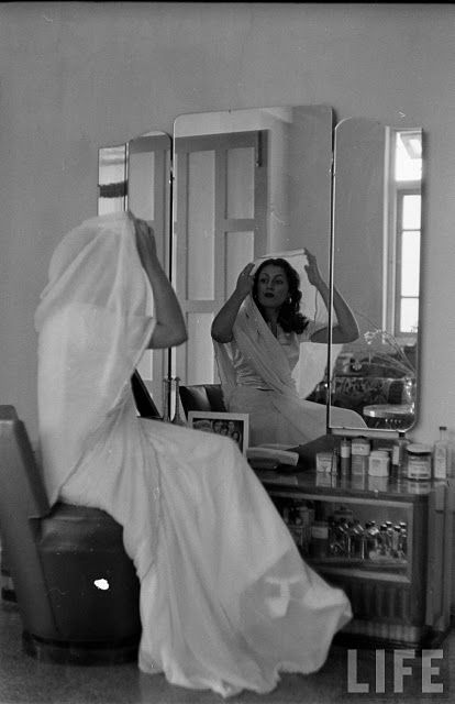 Hindi actress Madhubala at her dressing table. Photograph by James Burke, Life magazine (November 1941) Madhubala Actress, Haircut Styles For Girls, Woman In Jeans, White Sari, Blithe Spirit, Retro Bollywood, Movie Actress, Woman Jeans, Vintage India