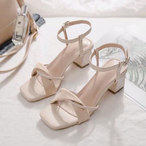 Sandles For Girls Aesthetic, Shoes For Girls Stylish, Elegant Heels Classy, Sandles Heels, Heels Classy Elegant, Sepatu Pump, Diy Heels, Elegant Shoes Heels, Sole Sisters