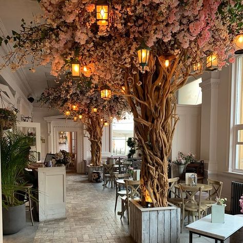 Tree Restaurant, Mobile Coffee Shop, Outdoor Restaurant Design, Trade Show Design, Garden Mural, Boho Chic Living Room, Restaurant Lighting, Garden Cafe, Outdoor Restaurant