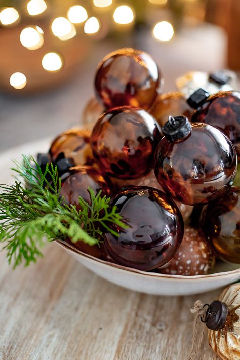 Amber Glass Christmas, Navidad Natural, Christmas Homescreen, Glass Balls, Natural Christmas, 12 December, Navidad Diy, Boho Christmas, Christmas Inspo