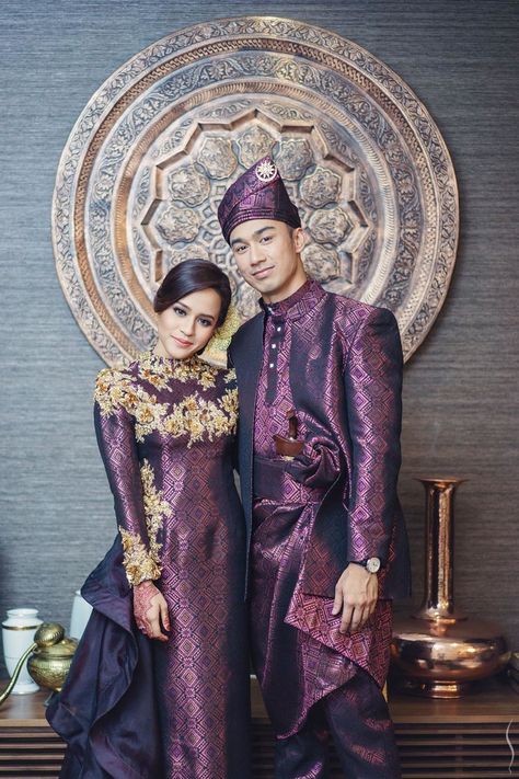 simplifai malay wedding Malay Wedding Dress Songket, Songket Wedding Dress, Dress Songket, Songket Wedding, Malaysian Wedding, Malay Wedding Dress, Muslim Wedding Gown, Baju Kahwin, Nikah Outfit