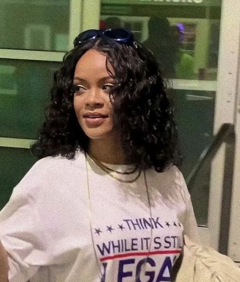 Rihanna Curly Hair, Rihanna Love, Bad Gyal, Rihanna Riri, Rihanna Style, Bad Gal, Rihanna Fenty, Gal Pal, Streetwear Fashion Women