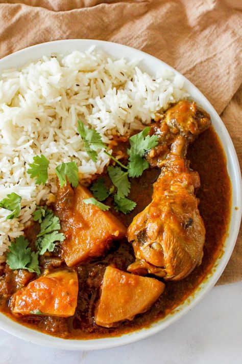 Chicken And Potato Curry, Chicken Roti, Naan Roti, Indian Chicken Curry, Curry Chicken And Rice, Chicken Lunch Recipes, Curry Recipes Easy, Comfort Dinner, Indian Chicken Recipes