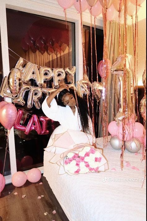 Birthday Bed Photoshoot Ideas, Hotel Birthday Pictures, Hotel Birthday Parties, Happy 27th Birthday, Girly Birthday Party, Birthday Room Decorations, Cute Birthday Pictures, 21st Birthday Photoshoot, Birthday Ideas For Her