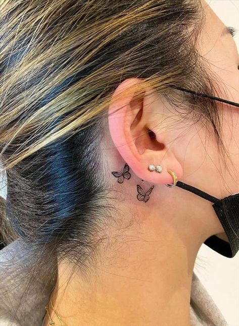 Rosen Tattoo Frau, Small Neck Tattoos, Behind Ear Tattoos, Pola Tato, Small Butterfly Tattoo, Neck Tattoos Women, Back Of Neck Tattoo, Petite Tattoos, Small Butterfly