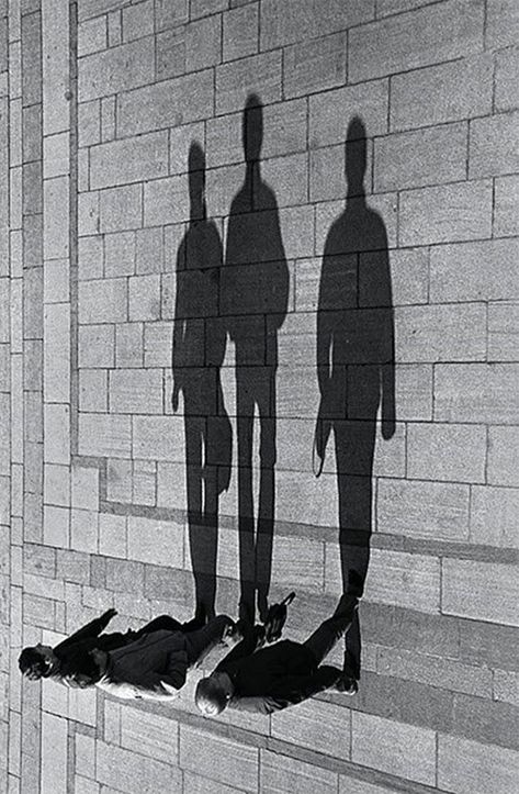 Shadow of 3 men most likely taken at 12pm as the shadow allows the guys to look tall...because too much of sunlight is released Shadow Illusion, Shadow Selfie, Alexander Rodchenko, Ghost Shadow, Shadow Silhouette, Fotografi Urban, Forced Perspective, Shadow Photography, Strange Photos