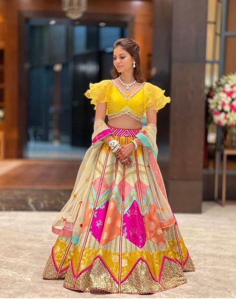 Bride Blouse Designs, Haldi Theme, Lehengas For Wedding, Haldi Dress Ideas, Haldi Outfit For Bride, Aisha Rao, Mehandi Outfits, Haldi Ceremony Outfit, Latest Bridal Lehenga Designs