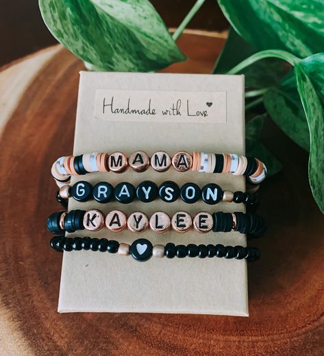 Homemade Bracelets, Moms Bracelet, Clay Bracelet, Diy Bracelet Designs, Letter Bracelet, Kids Bracelets, Beads Bracelet Design, Summer Bracelets, Beaded Bracelets Diy