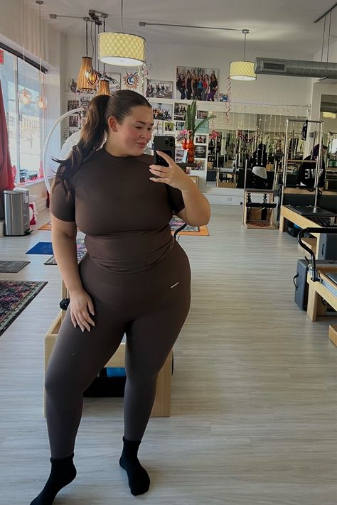 Shop details in the LTK App Plus Size Pilates, Plus Size Posing, Pilates Outfit, Pretty Cocktails, Get It Girl, Healthy Girl, Plus Size Fits, Gym Fit, Gym Outfit