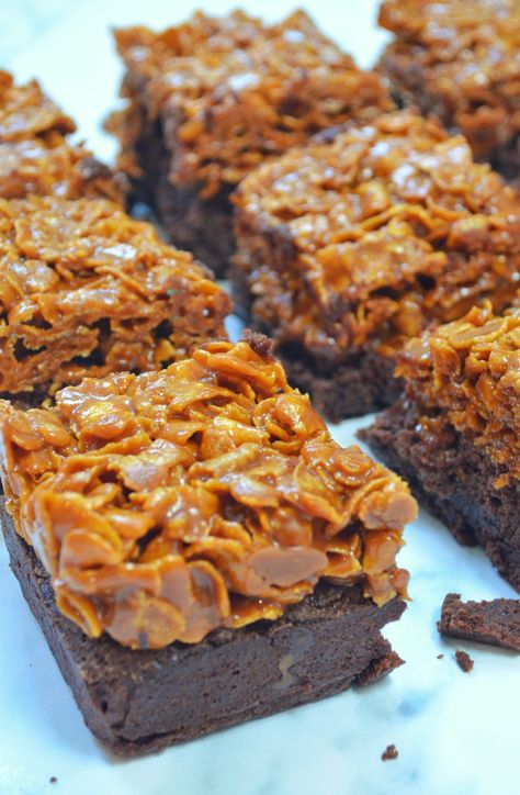 Caramel Cornflake Crunch Brownies | Baking with Aimee. Autumn Bakes Recipes, Autumn Traybakes, Tray Bakes Desserts, Tray Cakes Ideas, Autumn Brownies, Autumn Baking Ideas, Autumnal Baking, Simple Baking Ideas, Autumn Baking Recipes