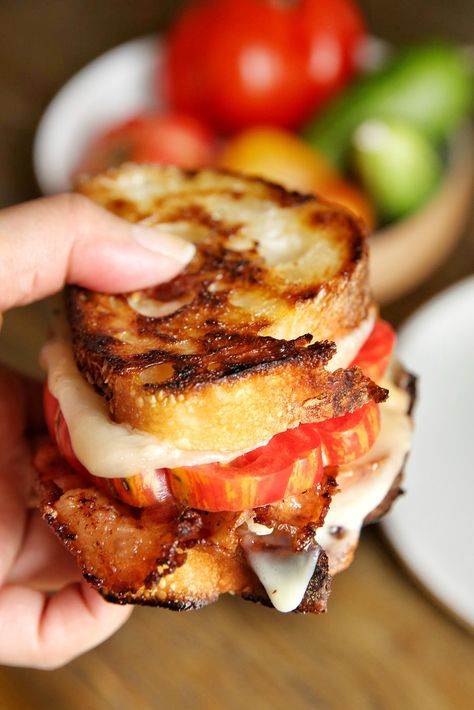 Grilled Cheese With Tomato, Grilled Sandwiches, Grilled Cheese Recipes, Summer Recipes Dinner, Weeknight Dinner Recipe, Favourite Food, Cheese Sandwich, Polish Recipes, Soup And Sandwich