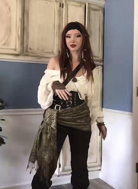 Pirates Clothes Female, Pirate Outfit Skirt, Renfest Pirate Woman, Modern Day Pirate Outfit, Piret Outfits, Ren Fest Pirate Costumes Women, Female Pirate Captain Outfit, Pirate Skirt Diy, Female Pirate Clothes