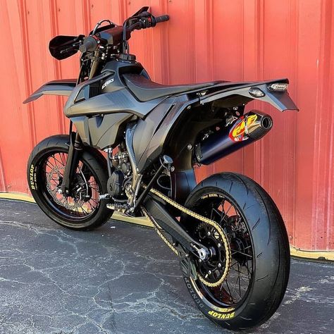 Motocross and Supermoto en Instagram: “Blacked Out 🖤 Rate it 1-10👇 Follow @mototuning - - - #Supermoto #Supermotard #Motocross #Supercross #Dirtbike #Enduro #Sportbike #Superbike…” Custom Dirt Bike, Ktm Dirt Bikes, Ktm Supermoto, Sepeda Retro, Tmax Yamaha, Murdered Out, Cool Dirt Bikes, Image Moto, Motorcross Bike