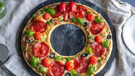 Christmas Pizza, Kids Pizza, Recipes Pizza, Pizza Shapes, Cookie Pizza, Christmas Food Dinner, Festive Wreath, Xmas Food, Food Out