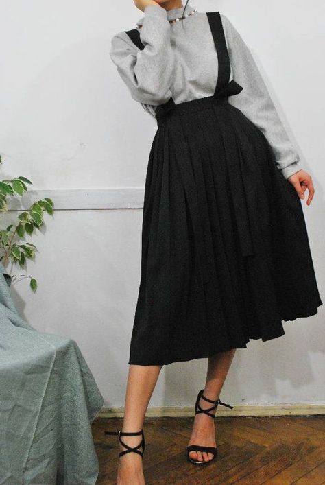 7e9e346dc5fd268b49bf418523af8679desc52986695ri Gaun Abad Pertengahan, Suspender Skirt, Black Midi Skirt, Pleated Midi Skirt, Looks Vintage, Modest Dresses, Black Skirt, Skirt Black, Modest Outfits