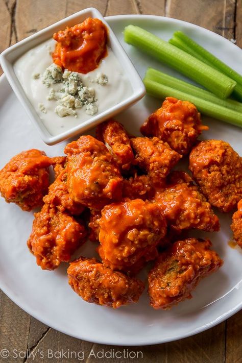 Super Bowl Essen, Buffalo Chicken Bites, Popcorn Chicken Recipe, Chicken Poppers, Poppers Recipe, Bbq Chicken Recipes, Sally's Baking, Popcorn Chicken, Honey Bbq