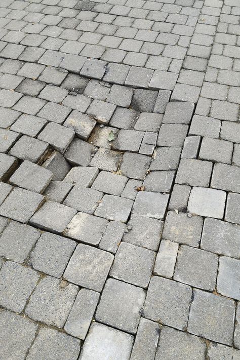 Find out why your block paving is sinking and what you can do to avoid it and fix it! DrivewayWise.com - The Best Driveway Surface Magazine Online! Interlocking Driveway Ideas, Victorian Driveway Ideas, Block Paving Driveway Ideas, Block Paving Patterns, Block Paving Patio, Paving Diy, Paving Edging, Block Paving Driveway, Driveway Blocks