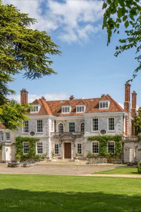 A refined and historic mansion in the pastoral English countryside that is tied to British—and Hollywood—royalty has just hit the market for £13.5 million (US$17.7 million). The more than 300-year-old home is in Hampshire—an area also known as Jane Austen’s County for being the author’s beloved home for much of her life—is known as Shawford Park and the manor is thought to date to 1685. Large British House, British Stately Homes, Old Manor Exterior, Large Manor Exterior, English Countryside Mansion, Country Manor House Interiors, English Countryside Home Exterior, British Manor Houses, English Manor Exterior