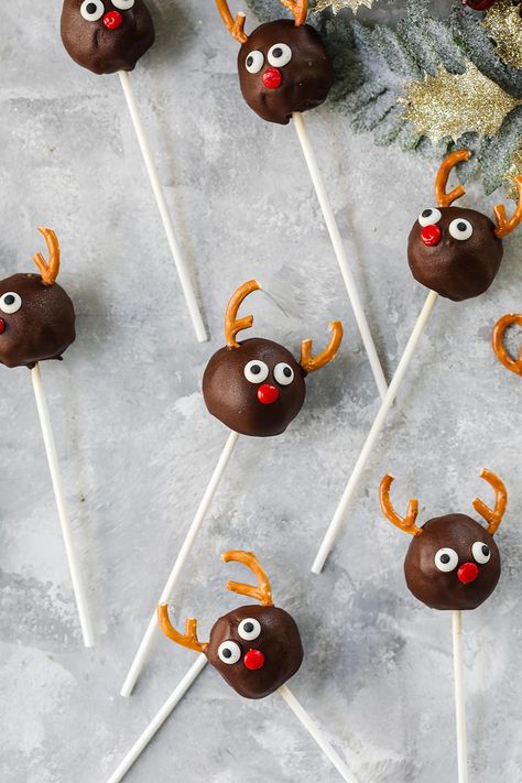 Make your own fleet of reindeer this Christmas with this cute vegan cake pop recipe! Reindeer Cake, Christmas Potluck, Reindeer Cakes, Xmas Desserts, Kreative Snacks, Cake Pop Decorating, Xmas Treats, Christmas Cake Pops, Xmas Cake