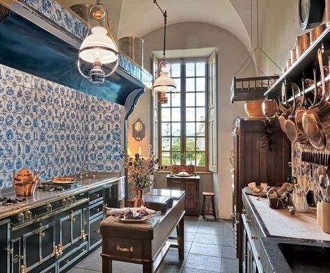 Tile!  & Co.: A REAL French Kitchen Dapur Rustic, Blue And White Tiles, Model Dapur, Chateaux Interiors, Casa Country, Delft Tiles, Castles Interior, French Kitchen, God Mat