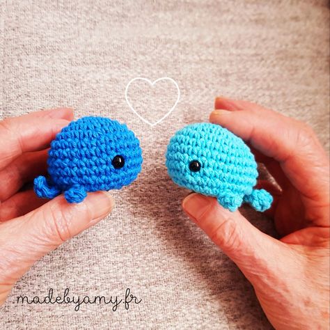 La mini baleine en une fois – Made by Amy Whale Keychain, Worry Pet, Whale Crochet, Crochet Whale, Whale Plush, Crochet Mobile, Baby Knitwear, Rear View Mirror Charm, Organic Cotton Yarn