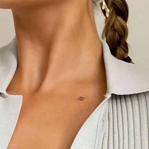 15 Collarbone Tattoo Ideas For Every Aesthetic and Style Tiny Tattoo Collarbone, Small Tattoo On Collar Bone, Collar Bone Tattoo Fine Line, Tiny Collar Bone Tattoos For Women, Mini Collar Bone Tattoo, Fine Line Tattoo Collar Bone, Minimal Tattoo Words, Small Tattoos Collar Bone, Fine Line Collar Bone Tattoo