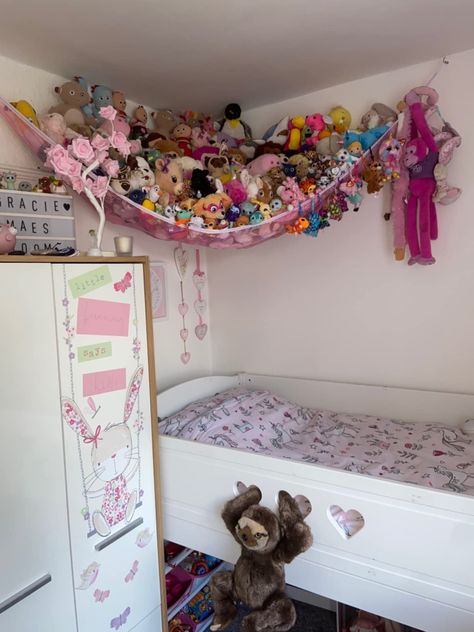 Room Inspiration Bedroom For 2, What To Buy For Your Room, Bedroom Ideas Cluttered, Cuddly Toy Storage, Space Inspired Room, Cool Things For Bedroom, Cute Room Colors, Things To Put In Your Room, Soft Toy Storage Ideas