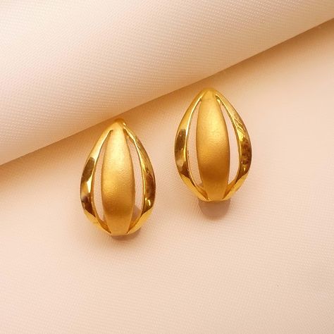 Simple Ear Rings Gold Daily Wear, Ear Rings For Women Daily Wear Gold, Gold Earrings Designs For Daily Use For Women, Gold Ornaments For Women, Daily Use Earings Design Gold, Ear Tops Gold Indian, Dailyware Earrings Gold, Gold Tops Earrings Indian, Gold Earrings Designs For Daily Use