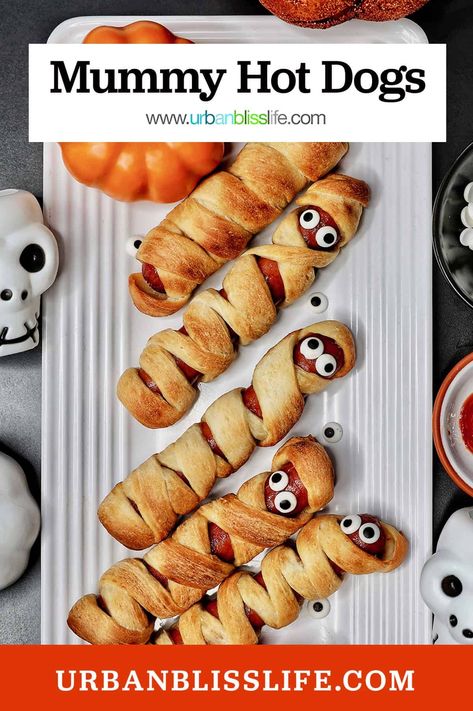 These Halloween Mummy Hot Dogs are cute, fun Halloween treats that are easy to make and perfect for any Halloween party! Get the easy Halloween recipe at UrbanBlissLife.com. Halloween Mummy Hot Dogs, Halloween Hotdogs, Mummy Hot Dogs, Mummy Recipes, Mummy Dogs, Halloween Pizza, Recetas Halloween, Halloween Party Appetizers, Holiday Appetizers Recipes