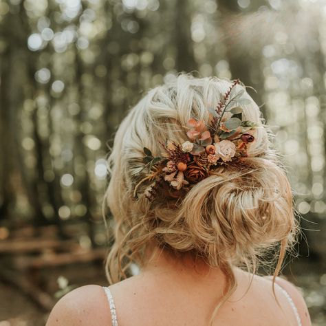 A beautiful bridal boho hair comb adorned with autumnal flowers and foliage. This unique hair piece is made using handmade paper flowers and a mix of artificial foliage for that perfect final touch to your big day. It comes with all the beauty of real flowers but will never wilt and so will be a forever keepsake. The comb easily slides into the hair and is the perfect finishing touch to any style. It is a larger comb so it makes an elegant statement piece.  This bespoke piece is perfect for eith Wedding Cottagecore, Wedding Flower Hair Pieces, Flower Hair Pins Wedding, Bridesmaid Hair Comb, Floral Wedding Hair, Fall Wedding Hairstyles, Boho Bridal Hair, Floral Hair Comb, Flower Veil