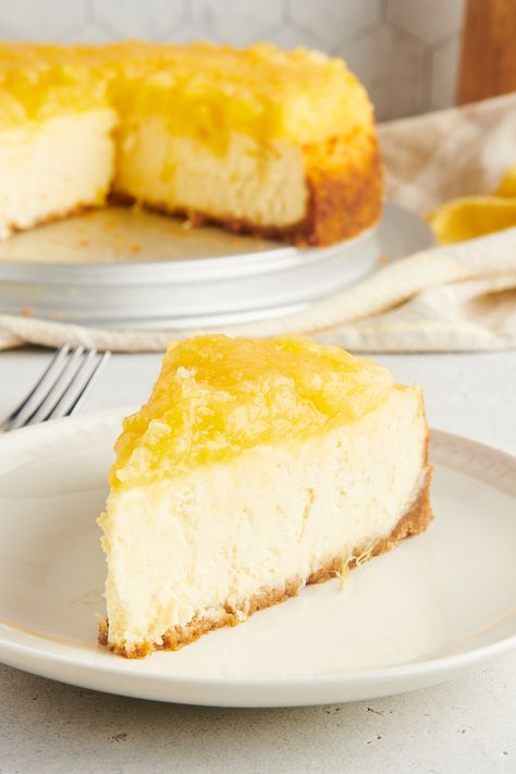 Juicy pineapple adds some sweet-and-tangy tropical flavor to this rich, creamy pineapple cheesecake recipe. It’s sure to be a show-stopper! Unique Cheesecake Recipes, Cream Cheese Recipes Dessert, Pineapple Cheesecake, Pineapple Cake Recipe, Tropical Desserts, Chocolate Cobbler, Pineapple Desserts, Afternoon Tea Recipes, Homemade Cheesecake