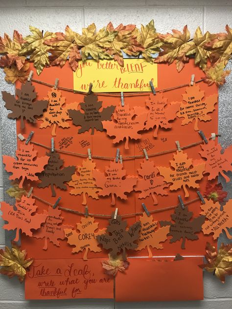 Decorating Bulletin Boards For Office, Thanksgiving Diy Backdrop, Thankful Wall Classroom, Diy Thanksgiving Wall Decor, Friendsgiving Bulletin Board, Fall Themed School Bulletin Board, Fall Breakroom Decor, Christmas Cork Board Ideas, Thanksgiving Ideas For Employees