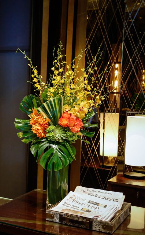 Hotel Lobby Flowers, Lobby Flowers, Hotel Flower Arrangements, Luxury Flower Arrangement, Desk Flowers, Jeff Leatham, Floral Designs Arrangements, Floral Art Arrangements, Modern Floral Arrangements