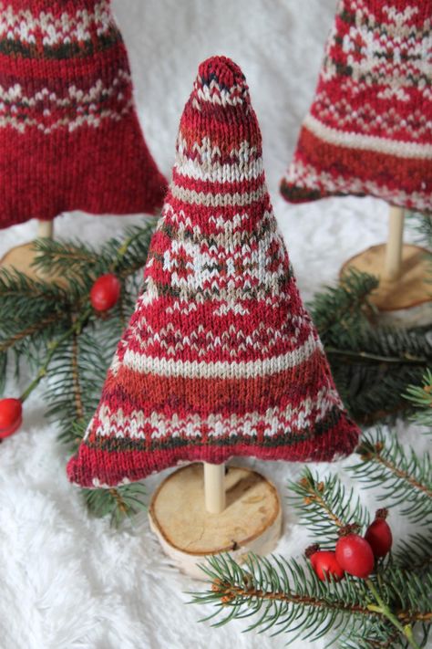 Christmas Sweater Trees Tutorial | Recycle an old sweater into some trendy Christmas decor with this beginner sewing project! Upcycled Sweater Projects, Sweater Trees, Upcycle Sweaters, Old Sweater Crafts, Sweater Tree, Renegade Seamstress, Sweater Projects, Upcycled Thrift, Sweater Diy