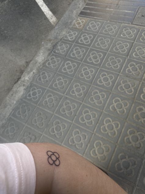 matching tattoo w the floor of barcelona Barcelona Flower Tattoo, Eiffel Tattoo, Barcelona Tattoo Ideas, Barcelona Tattoo, Tattoos Inspo, Matching Tattoo, Art Tattoos, Fine Line Tattoos, Summer 24