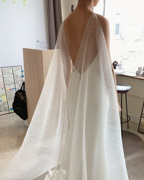 NEWHITE on Instagram: “Ending the week with this beauty 💫  MPP dress with T. cape  #modernbridal #bridalinspiration #bridaldress #bridalfashion…” Pleated Veil, Veil Pearl, 1920s Wedding Dress, Pleated Organza, Two Piece Wedding Dress, Pleated Tulle, Cape Wedding Dress, Cape Gown, Bridal Tops