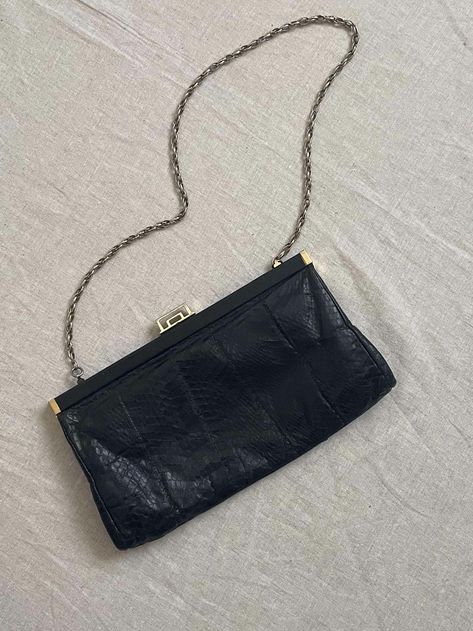 Vintage 1970s Jane Shilton snake skin leather bag | Retro style clutch bag with chain by nesamovytaVNTG on Etsy Chain Making, Bag With Chain, Retro Mode, Skin Texture, Retro Stil, Mode Vintage, Vintage 1970s, Style Retro, Snake Skin