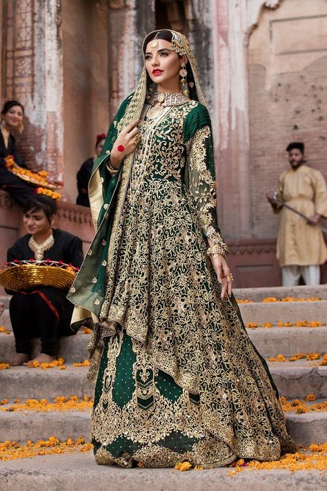 Pakistani bride in emerald Green bridal wear. Green Pakistani Bridal Dress, Indian Lenghas, Pakistani Bridal Couture, Pakistani Bridal Dress, Pengantin India, Walima Dress, Green Wedding Dresses, Desi Wedding Dresses, Muslim Wedding Dresses