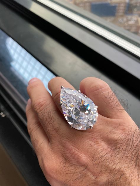 Big Diamond Engagement Rings, Big Engagement Rings, Dream Wedding Ring, Expensive Jewelry Luxury, High Jewellery, Engagement Wedding Ring Sets, Luxury Jewellery, Barbie Toys, Expensive Jewelry