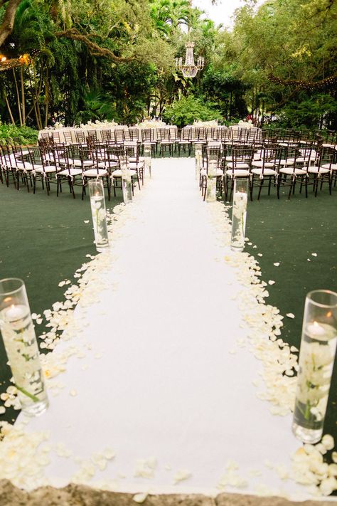 Elegant seating in the round. Villa Woodbine in Coconut Grove, FL. Photography by Marlon Richardson / marlonrichardson.com, Event Planning by Sugar(ed) Event Design and Planning / miranda@sugaredoccasions.com, Floral Design by Petal Productions / petalproductions.com Unique Wedding Ceremony Ideas, Wedding Aisle Outdoor, Wedding Ceremony Seating, Boda Mexicana, Ceremony Seating, Mod Wedding, Wedding Aisle, Outdoor Wedding Ceremony, Wedding Ceremony Decorations