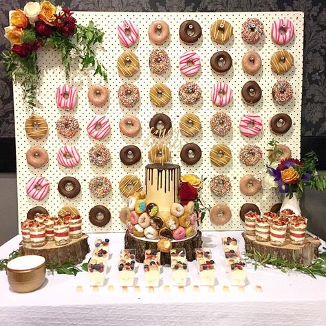 Diy Donut Wall, Donut Wall Wedding, Donut Walls, Donut Decorating Ideas, Diy Donut, Krispy Kreme Donuts, Diy Donuts, Wedding Donuts, Donut Decorations