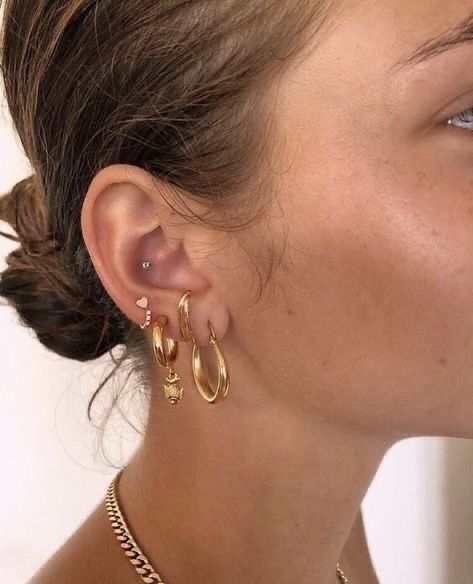 hoops hoop earring earrings clean girl aesthetic soft girl cute pretty gold earrings freckles piercing piercings daith lobe tragus necklace jewelry chain bun makeup beauty skincare hair Pretty Ear Piercings, Cute Ear Piercings, Dope Jewelry, Ear Rings, Piercing Tattoo, Girly Jewelry, Jewelry Inspo, Dream Jewelry, Pretty Jewellery