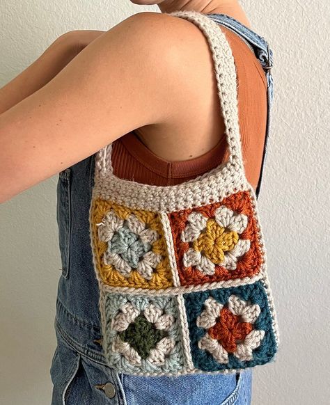 Crochet a stylish and functional granny square mini bag with this easy step-by-step Granny Square Handbag, Granny Square Purse, Crochet Granny Square Tutorial, Crochet Mini Bag, Square Handbag, Orange Lavender, Square Purse, Gilet Crochet, Teal Light