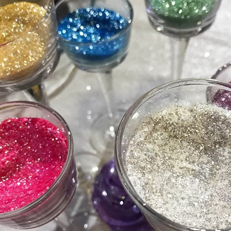 Edible Glitter Recipe, Edible Glitter Sugar, Edible Gold Glitter, Sugar Geek, Sugar Glitter, Sprinkles Recipe, Sanding Sugar, How To Make Glitter, Diy Edible